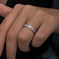 Gümüş Sıralı Baget Taşlı Kadın Yüzük Gümüş Sıralı Baget Taşlı Kadın Yüzük