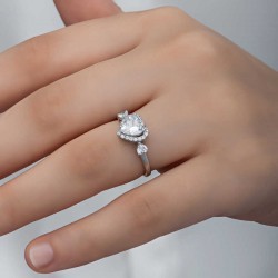 Gümüş Beyaz Taşlı Kalpli Kadın Yüzük Gümüş Beyaz Taşlı Kalpli Kadın Yüzük