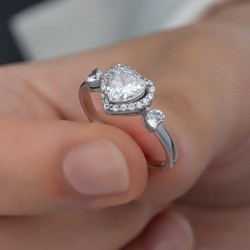 Gümüş Beyaz Taşlı Kalpli Kadın Yüzük Gümüş Beyaz Taşlı Kalpli Kadın Yüzük