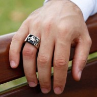 Gümüş Siyah Taşlı Aslan Figürlü Erkek Yüzük Gümüş Siyah Taşlı Aslan Figürlü Erkek Yüzük