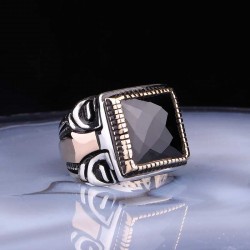 Gümüş Kare Fasetli Siyah Taşlı Erkek Yüzük Gümüş Kare Fasetli Siyah Taşlı Erkek Yüzük