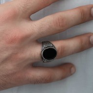 Gümüş Oniks Taşlı Örgü Desenli Erkek Yüzük Gümüş Oniks Taşlı Örgü Desenli Erkek Yüzük