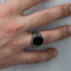 Gümüş Oniks Taşlı Örgü Desenli Erkek Yüzük Gümüş Oniks Taşlı Örgü Desenli Erkek Yüzük