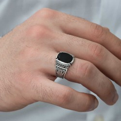 Gümüş Oniks Taşlı Örgü Desenli Erkek Yüzük Gümüş Oniks Taşlı Örgü Desenli Erkek Yüzük