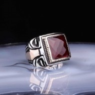 Gümüş Kare Fasetli Bordo Taşlı Erkek Yüzük Gümüş Kare Fasetli Bordo Taşlı Erkek Yüzük