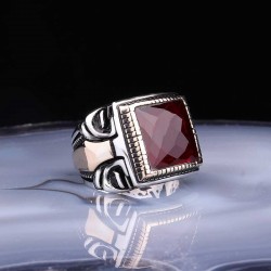 Gümüş Kare Fasetli Bordo Taşlı Erkek Yüzük Gümüş Kare Fasetli Bordo Taşlı Erkek Yüzük
