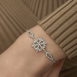 Gümüş Baget Taşlı Kar Tanesi Bileklik Gümüş Baget Taşlı Kar Tanesi Bileklik