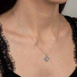 Swarovski Taşlı Gümüş Dörtgen Bayan Kolye Swarovski Taşlı Gümüş Dörtgen Bayan Kolye