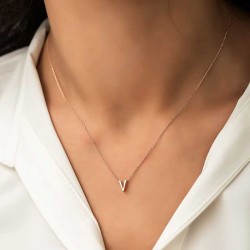 Gümüş Rose 3 Boyutlu V Harf Bayan Kolye Gümüş Rose 3 Boyutlu V Harf Bayan Kolye