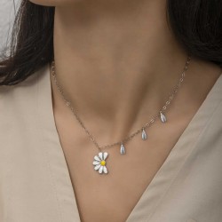 Gümüş Rodyum Papatya Seviyor Sevmiyor Bayan Kolye Gümüş Rodyum Papatya Seviyor Sevmiyor Bayan Kolye