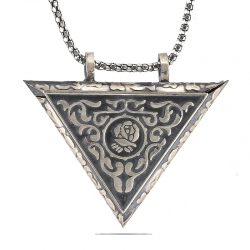 Gümüş Üçgen İçi Açılabilen Gül Muskalık Kolye Gümüş Üçgen İçi Açılabilen Gül Muskalık Kolye
