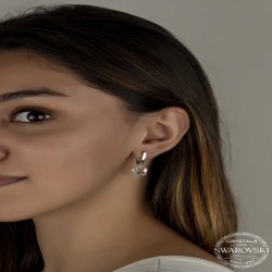 Swarovski Crystal Taşlı Gümüş Beyaz Papatya Sallantılı Kadın Küpe Swarovski Crystal Taşlı Gümüş Beyaz Papatya Sallantılı Kadın Küpe
