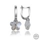 Swarovski Crystal Taşlı Gümüş Beyaz Papatya Sallantılı Kadın Küpe Swarovski Crystal Taşlı Gümüş Beyaz Papatya Sallantılı Kadın Küpe