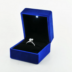 Işıklı Mavi Renk Kadife Yüzük Ve Alyans Kutusu Işıklı Mavi Renk Kadife Yüzük Ve Alyans Kutusu