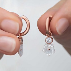 Gümüş Rose Sallantılı Manolya Çiçeği Kadın Küpe Gümüş Rose Sallantılı Manolya Çiçeği Kadın Küpe