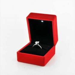 Işıklı Kırmızı Renk Kadife Yüzük Ve Alyans Kutusu Işıklı Kırmızı Renk Kadife Yüzük Ve Alyans Kutusu