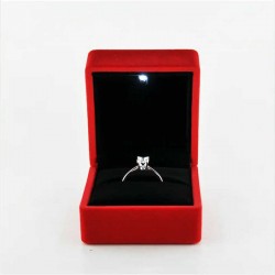 Işıklı Kırmızı Renk Kadife Yüzük Ve Alyans Kutusu Işıklı Kırmızı Renk Kadife Yüzük Ve Alyans Kutusu