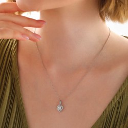 Gümüş Beyaz Taşlı Kalpli Kadın Kolye Gümüş Beyaz Taşlı Kalpli Kadın Kolye