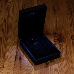 Işıklı Siyah Renk Kolye Kutusu Işıklı Siyah Renk Kolye Kutusu
